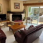 Дом отдыха ღ Ostaria - Maison Spacieuse, Piscine & Garage