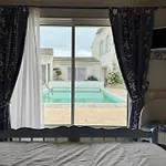 Semesterbostad ღ Ostaria - Maison Spacieuse, Piscine & Garage